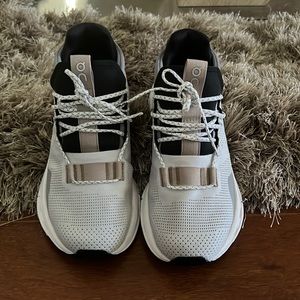 On running cloud nova shoes. Women size 6.5
